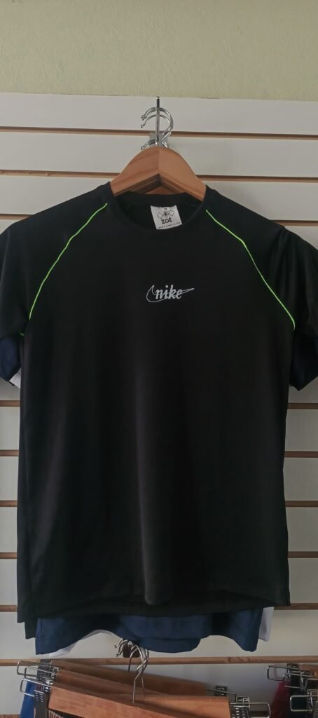 camisa negra